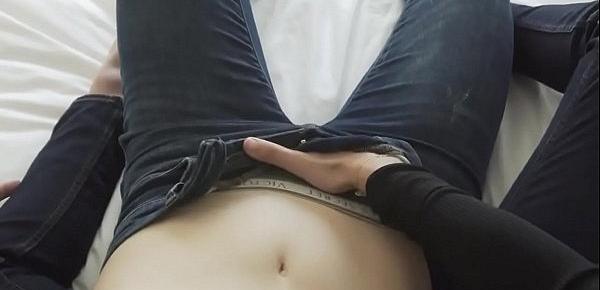  Elena- sul letto in jeans la mia amica Giada mi tocca e accarezza con delicatezza, mi masturba e io godo tanto!